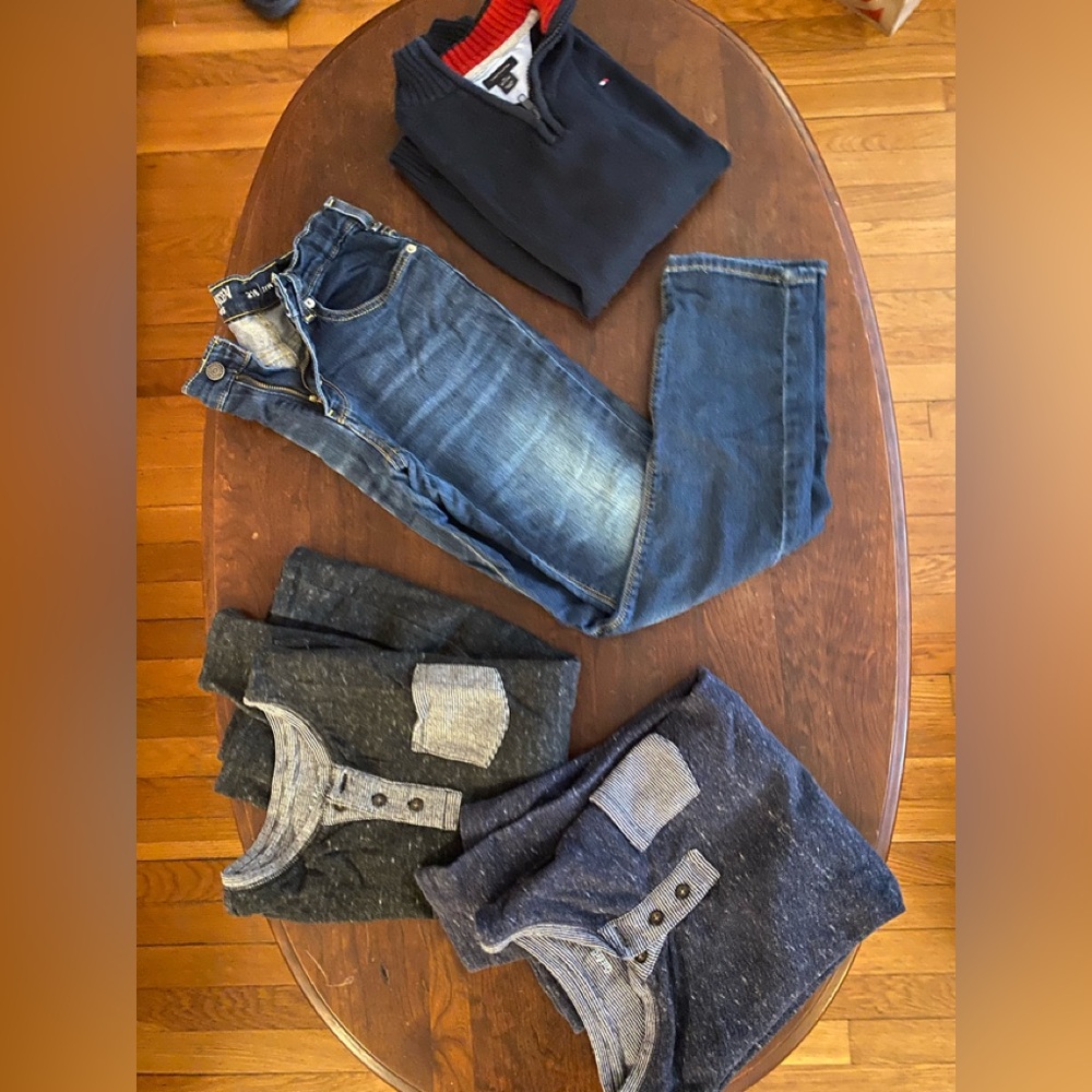 Lot of Levi’s 216 skinny fit jeans, Tommy Hilfiger sweater and two L/S shirts